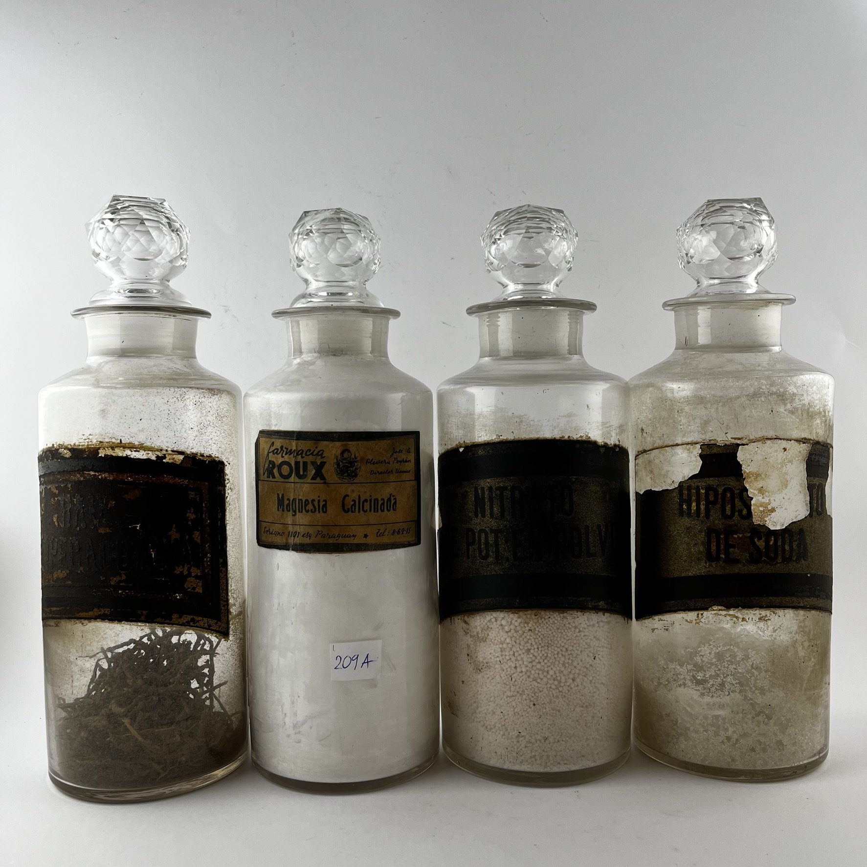 Cuatro frascos de farmacia