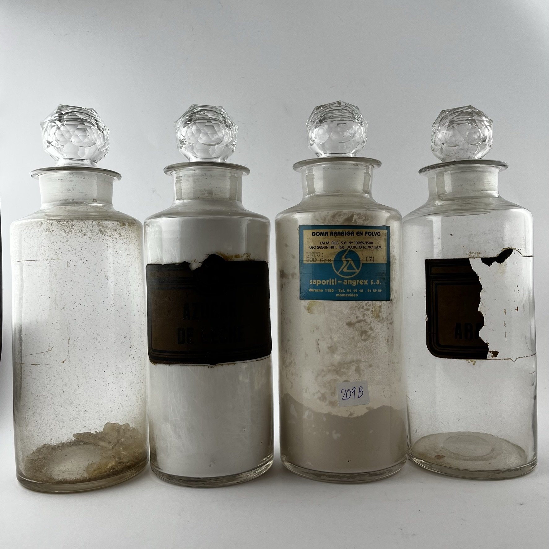 Cuatro frascos de farmacia