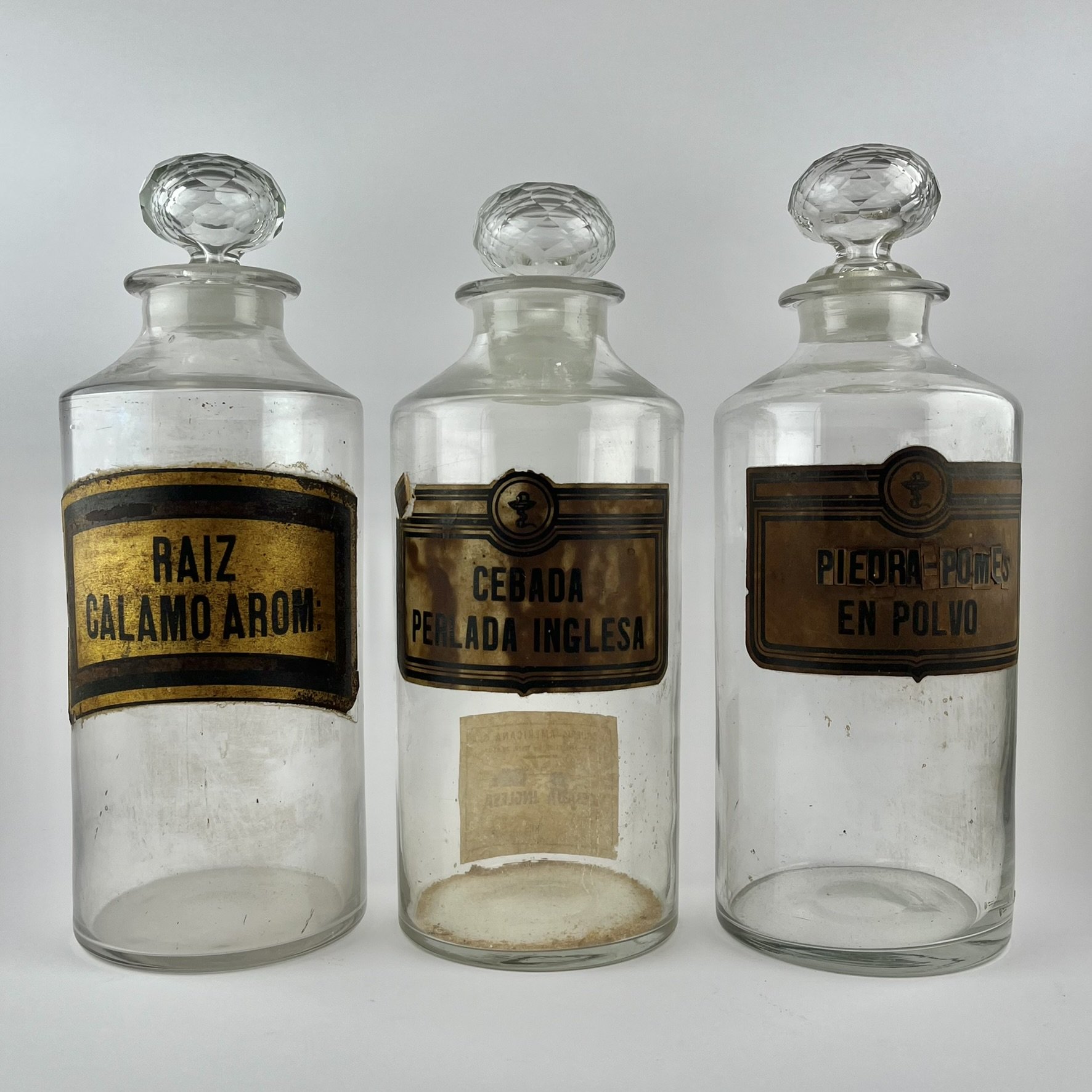 Tres frascos de farmacia