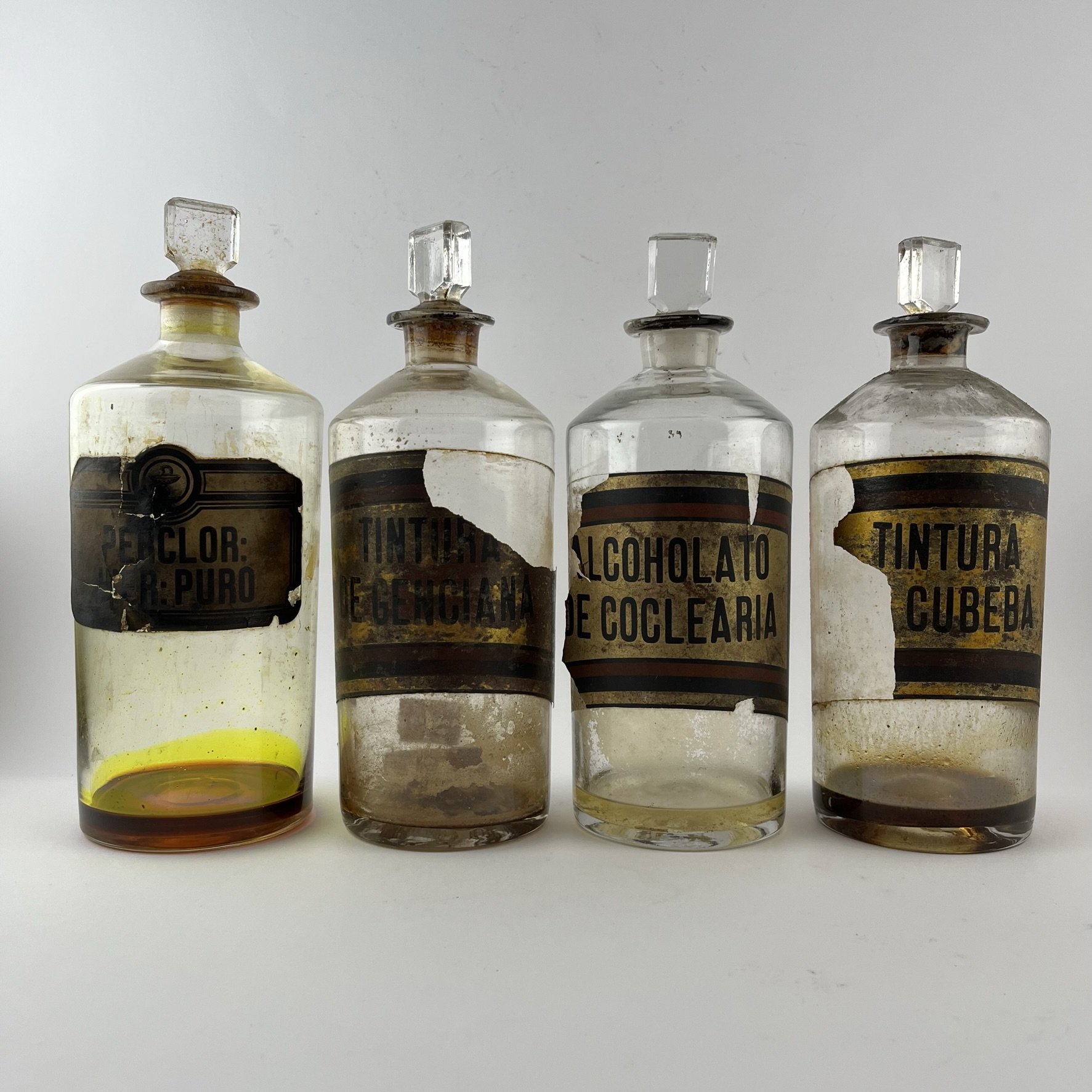 Cuatro frascos de farmacia