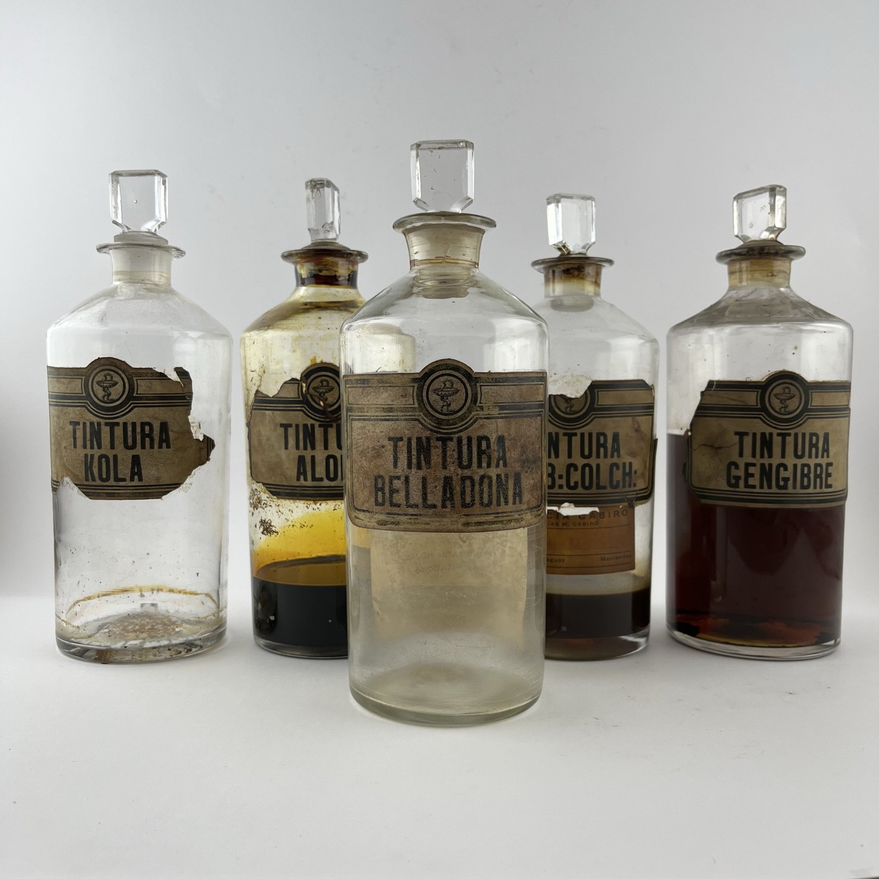 Cinco frascos de farmacia