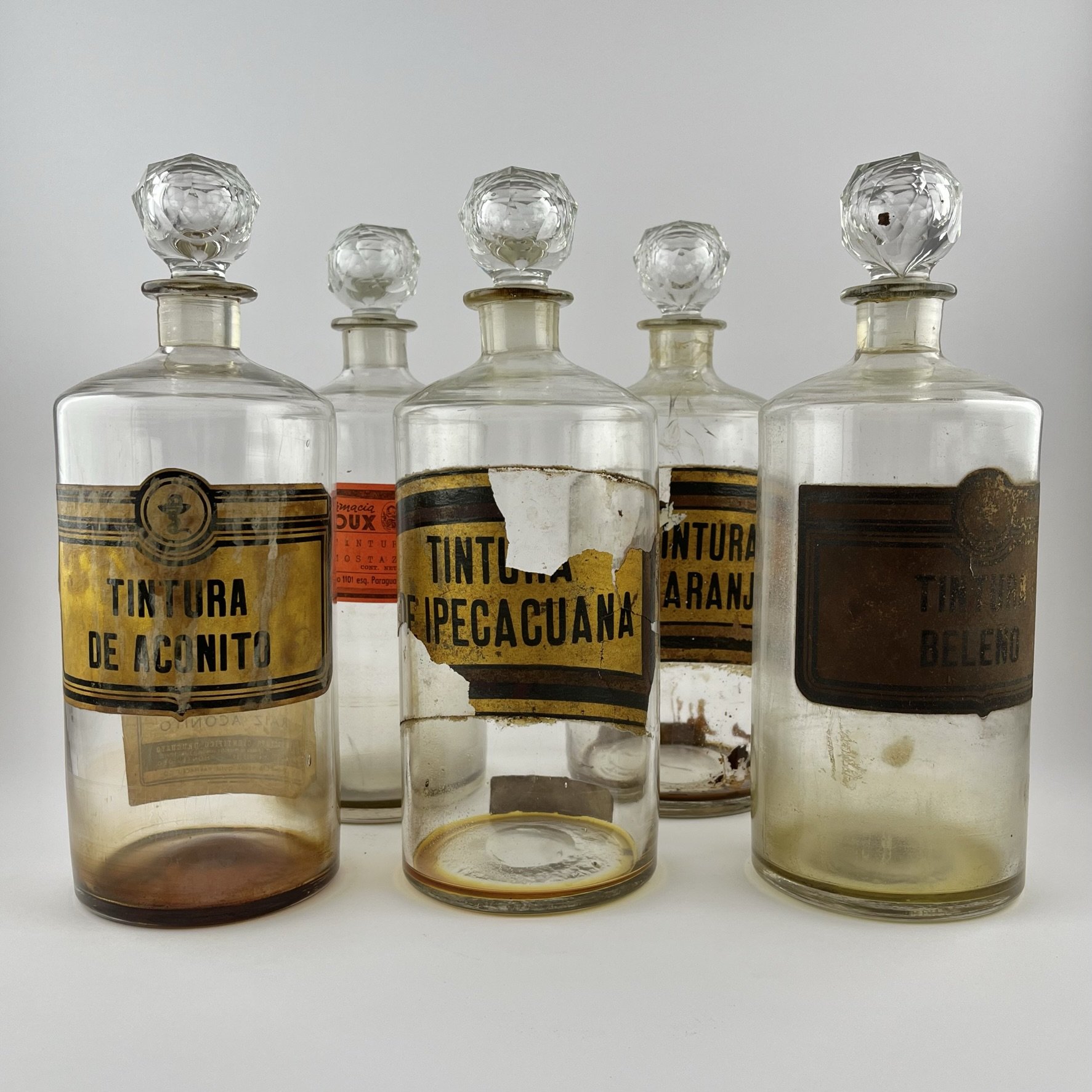 Cinco frascos de farmacia