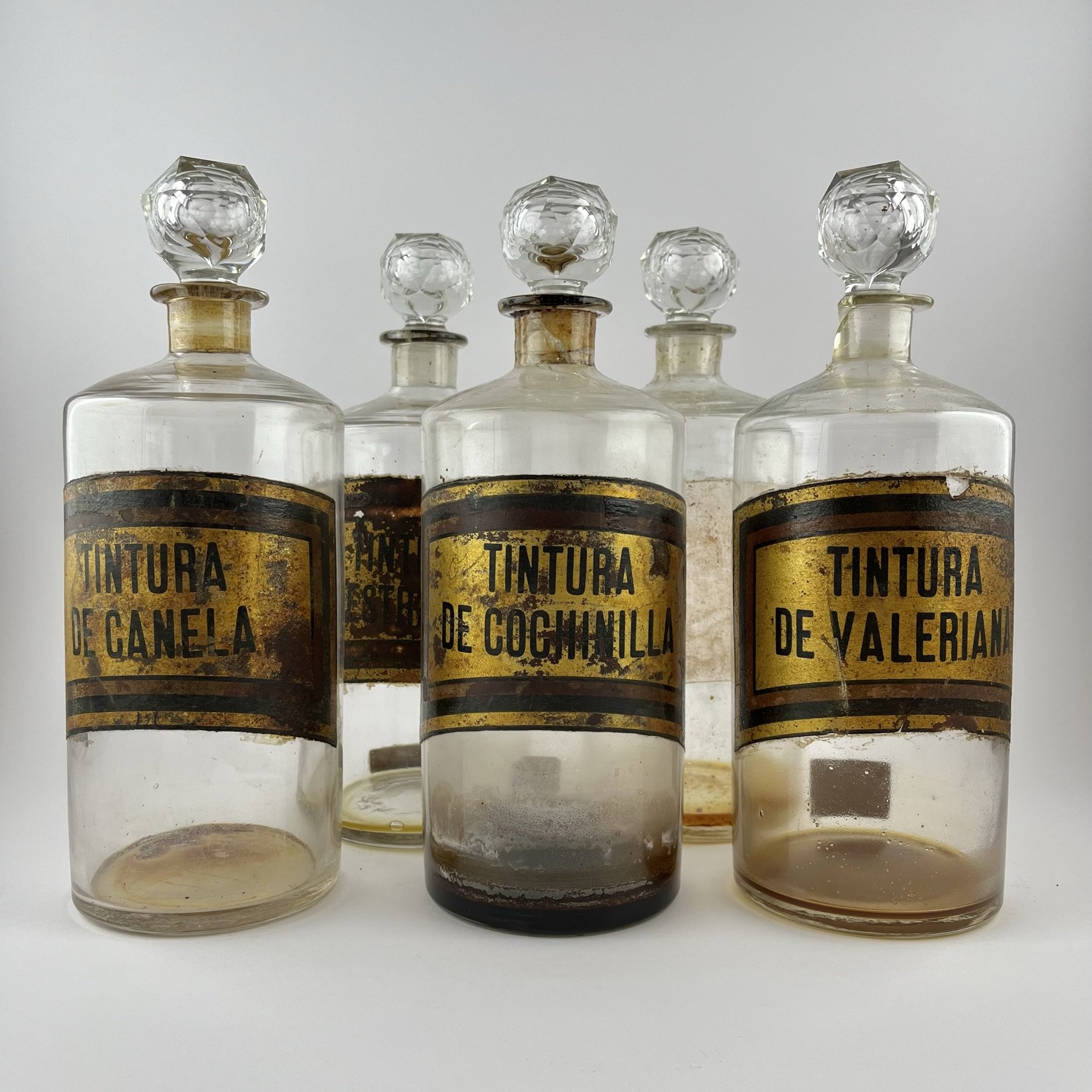 Cinco frascos de farmacia