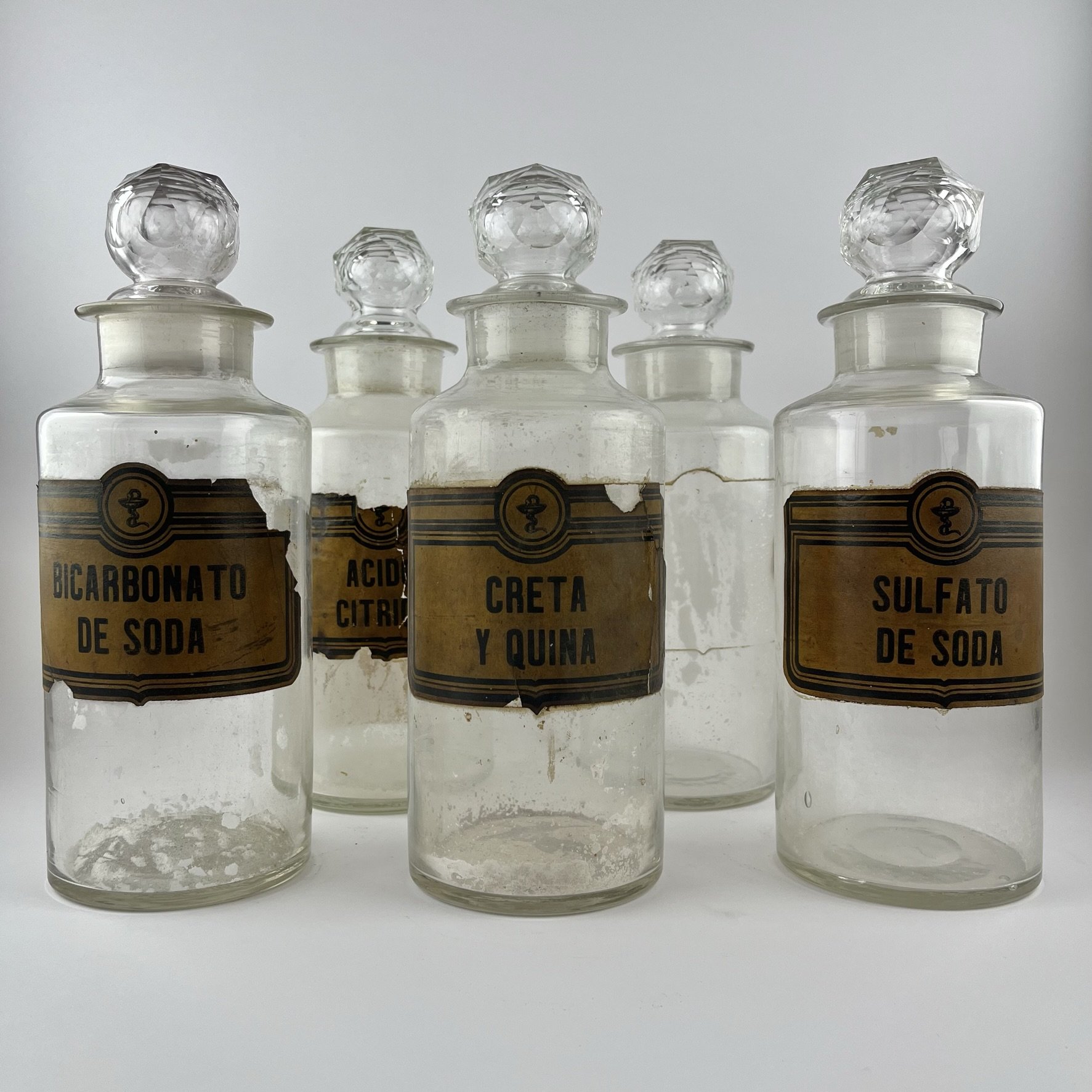 Cinco frascos de farmacia