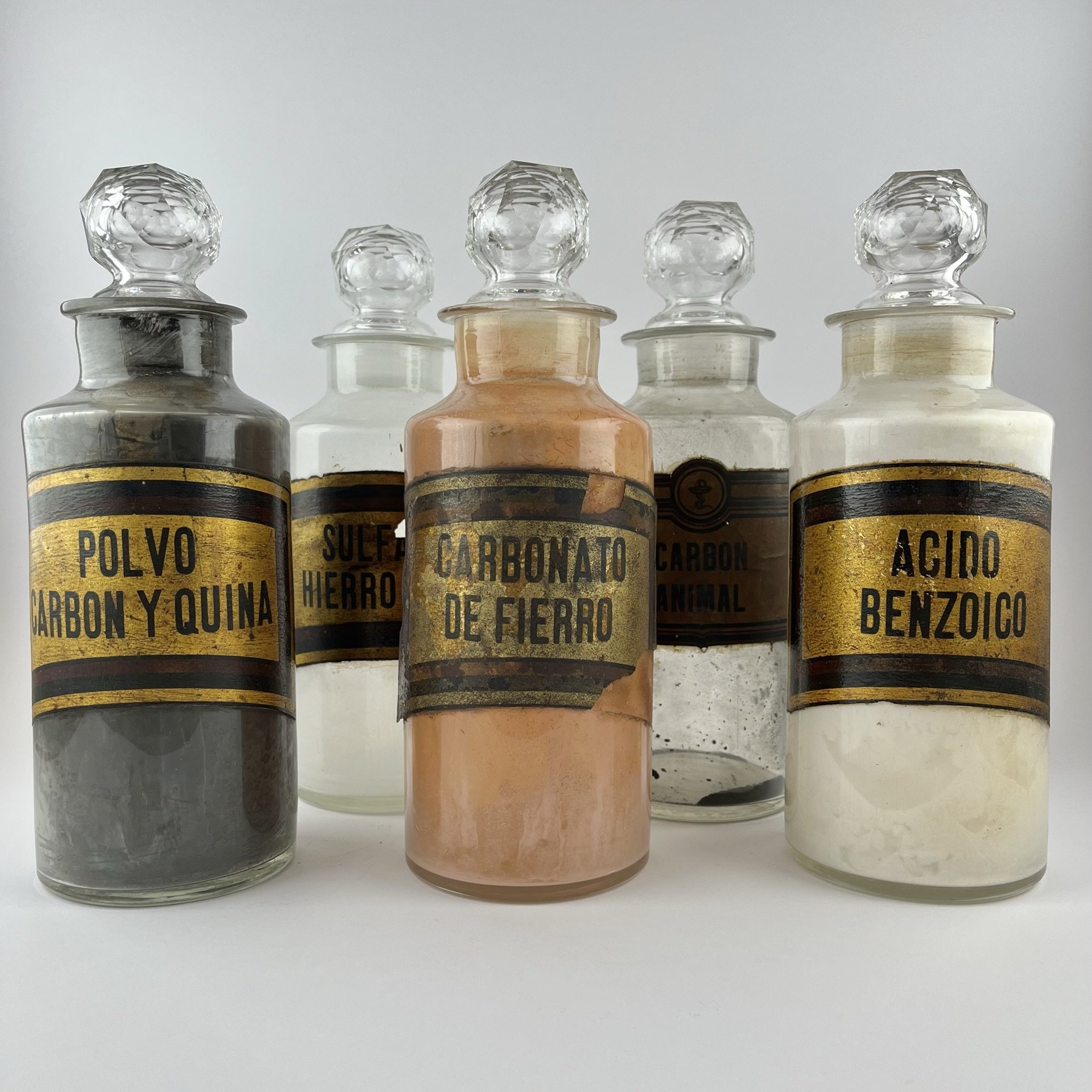 Cinco frascos de farmacia