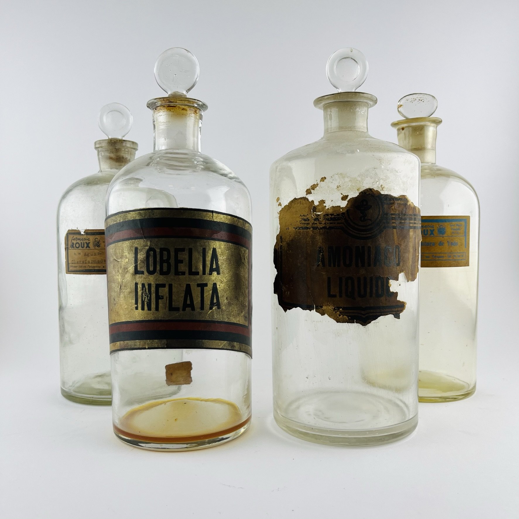 Cuatro frascos de farmacia