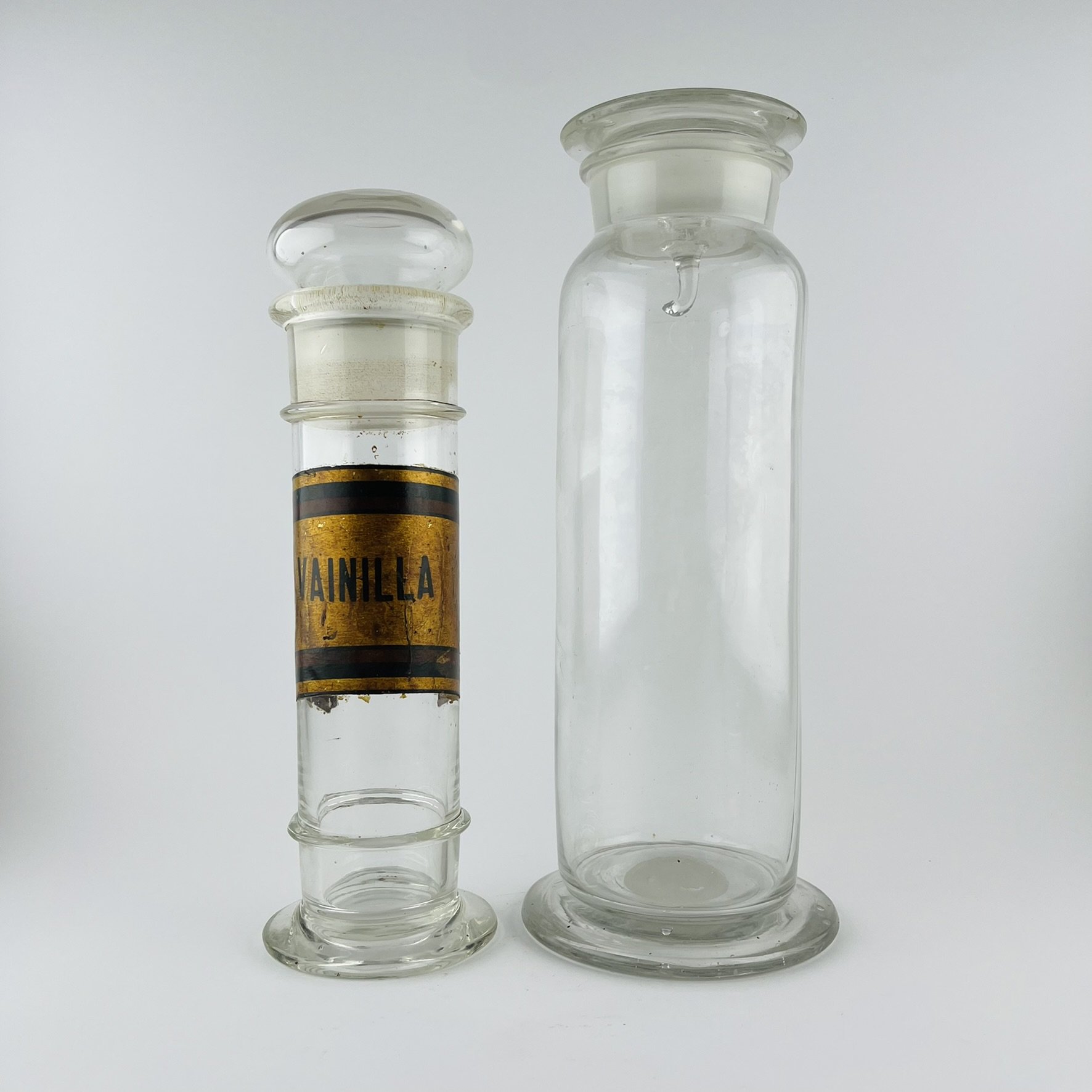 Dos frascos de farmacia