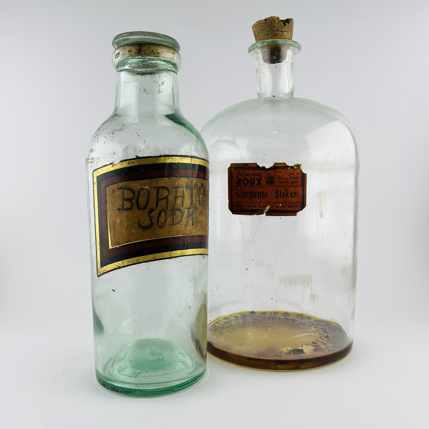 Dos frascos de farmacia