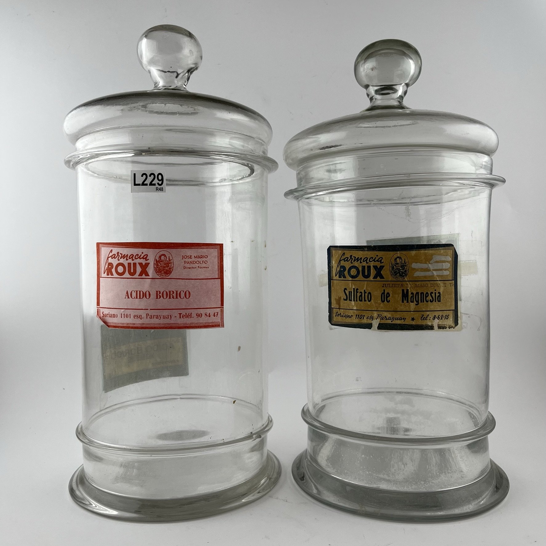 Dos frascos de farmacia