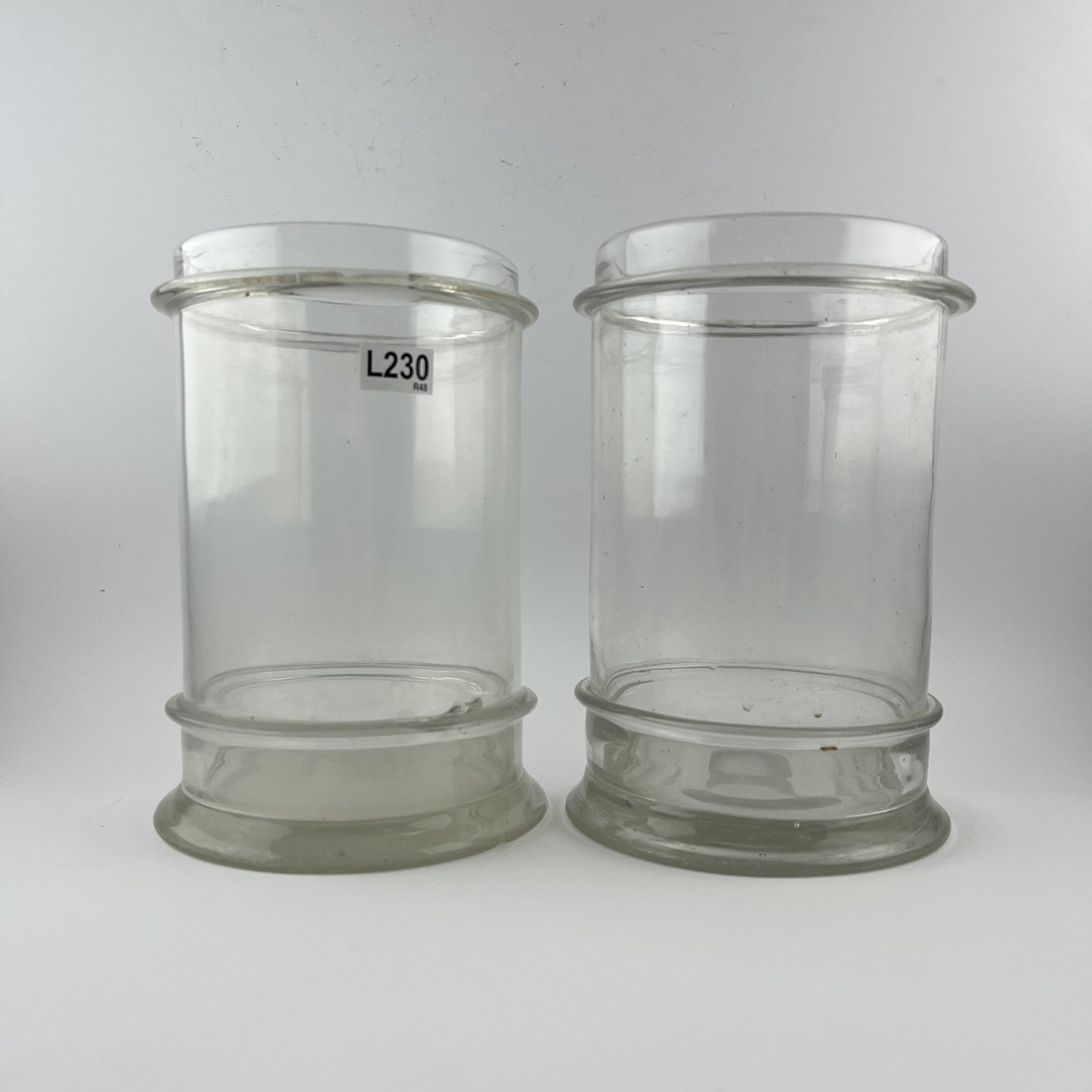 Dos frascos de farmacia