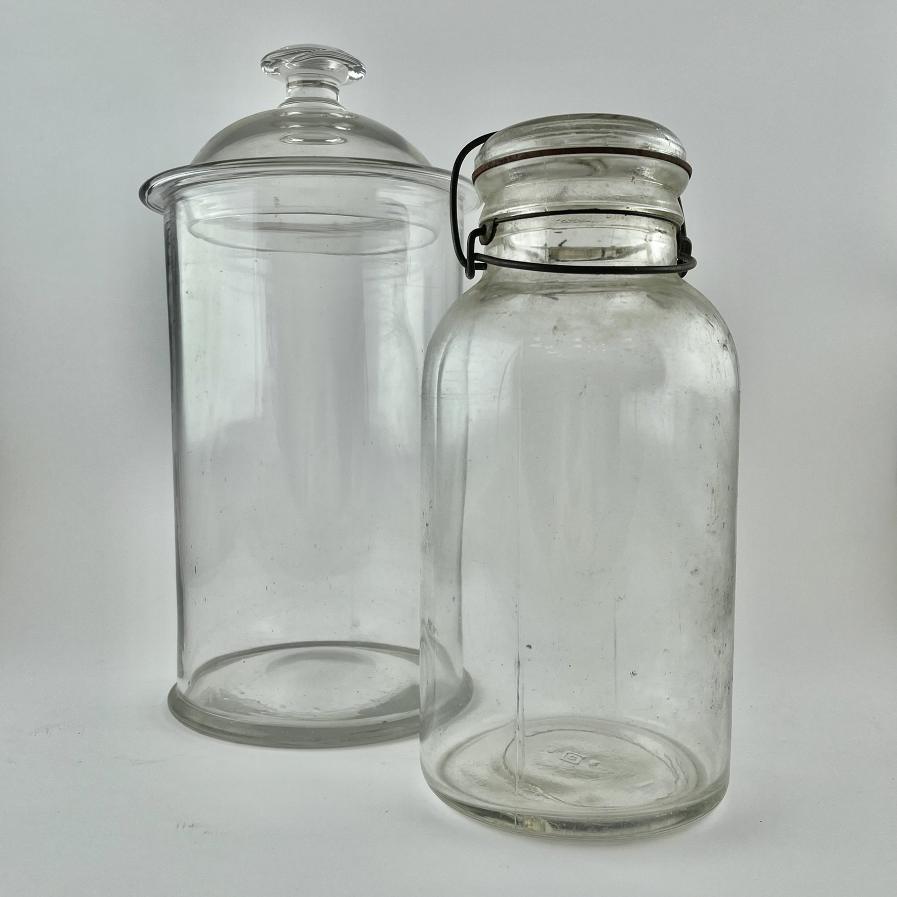 Dos frascos de farmacia