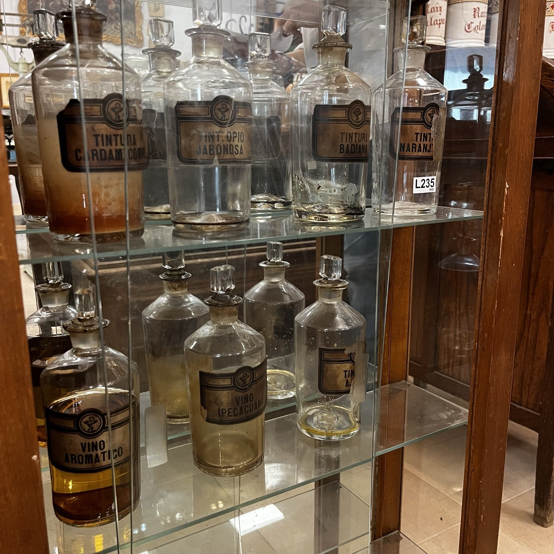 Siete frascos de farmacia