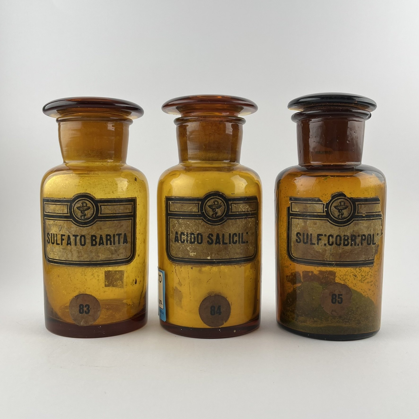 Tres frascos de farmacia