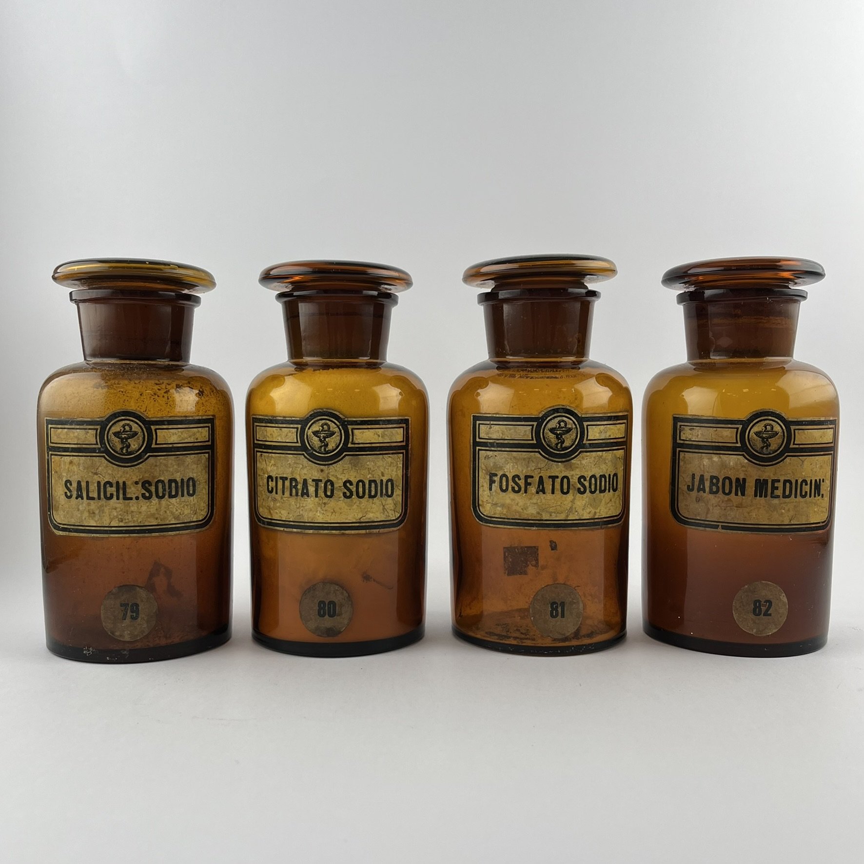 Cuatro frascos de farmacia