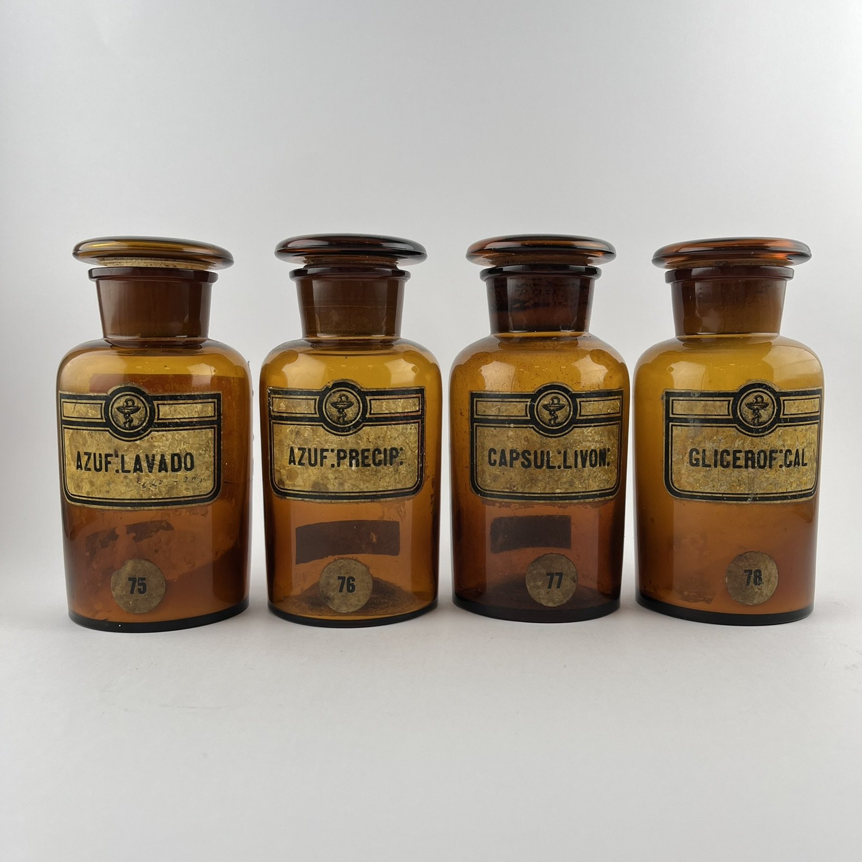 Cuatro frascos de farmacia