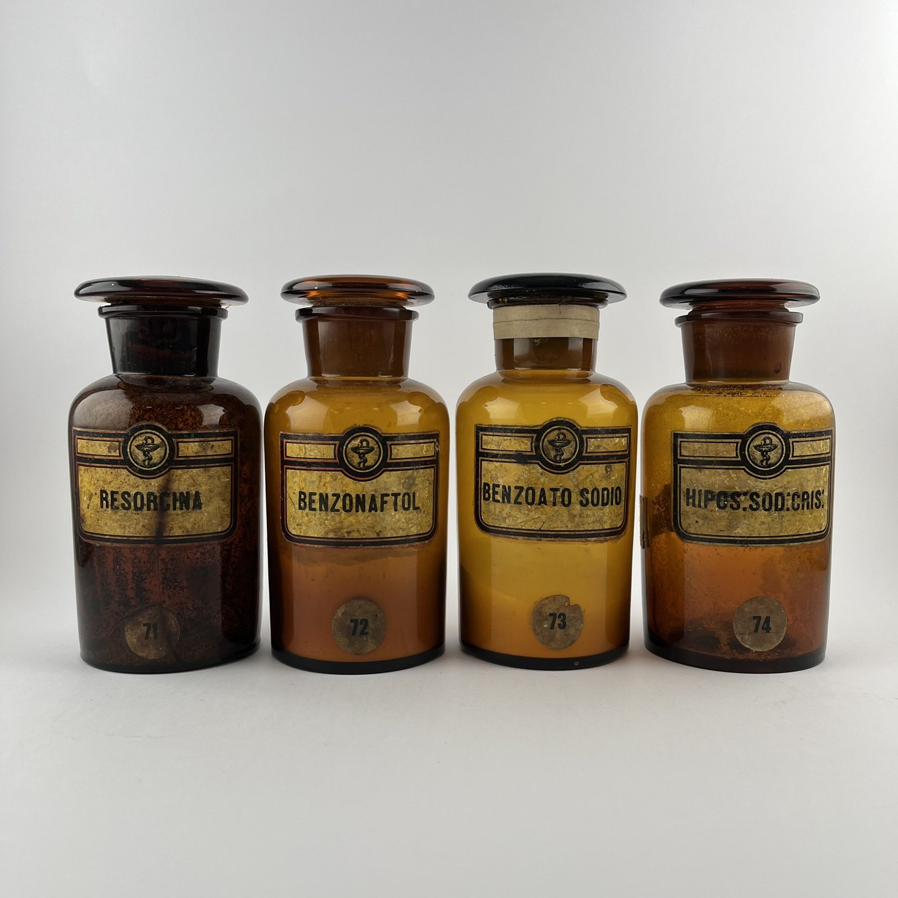 Cuatro frascos de farmacia