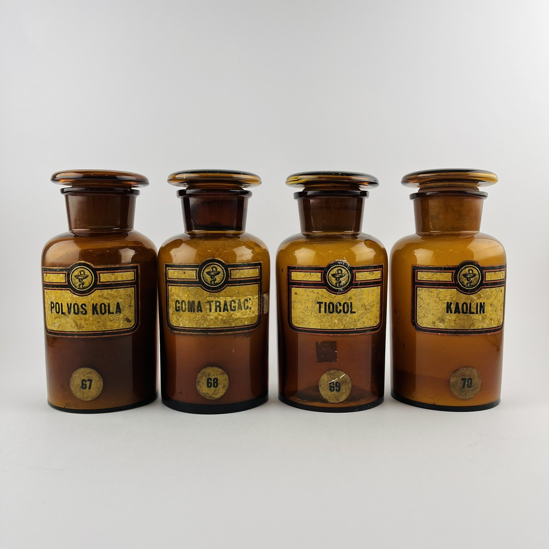 Cuatro frascos de farmacia