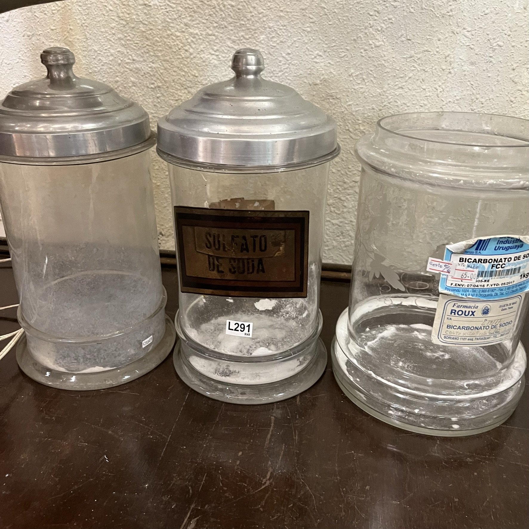 Tres frascos de farmacia