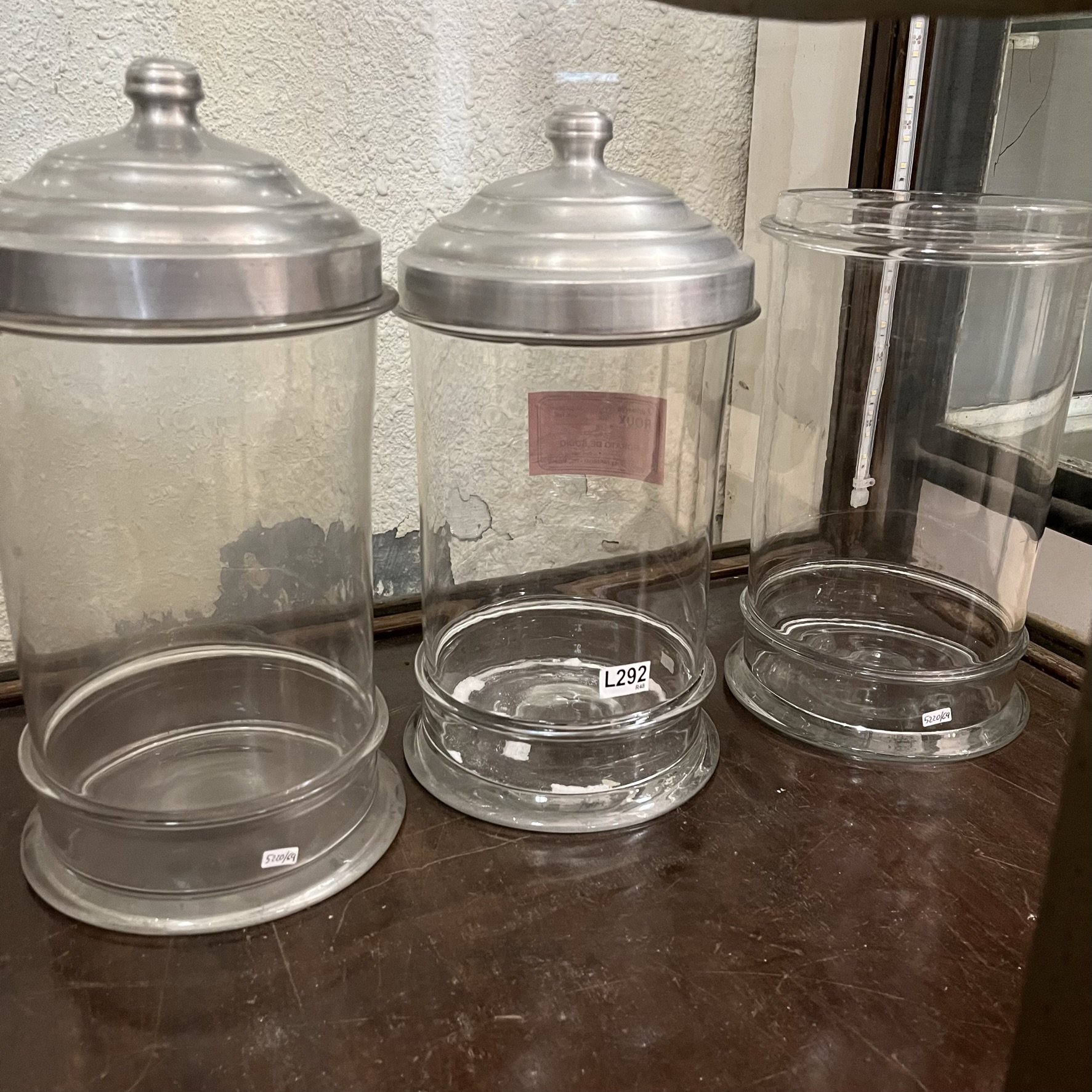 Tres frascos de farmacia