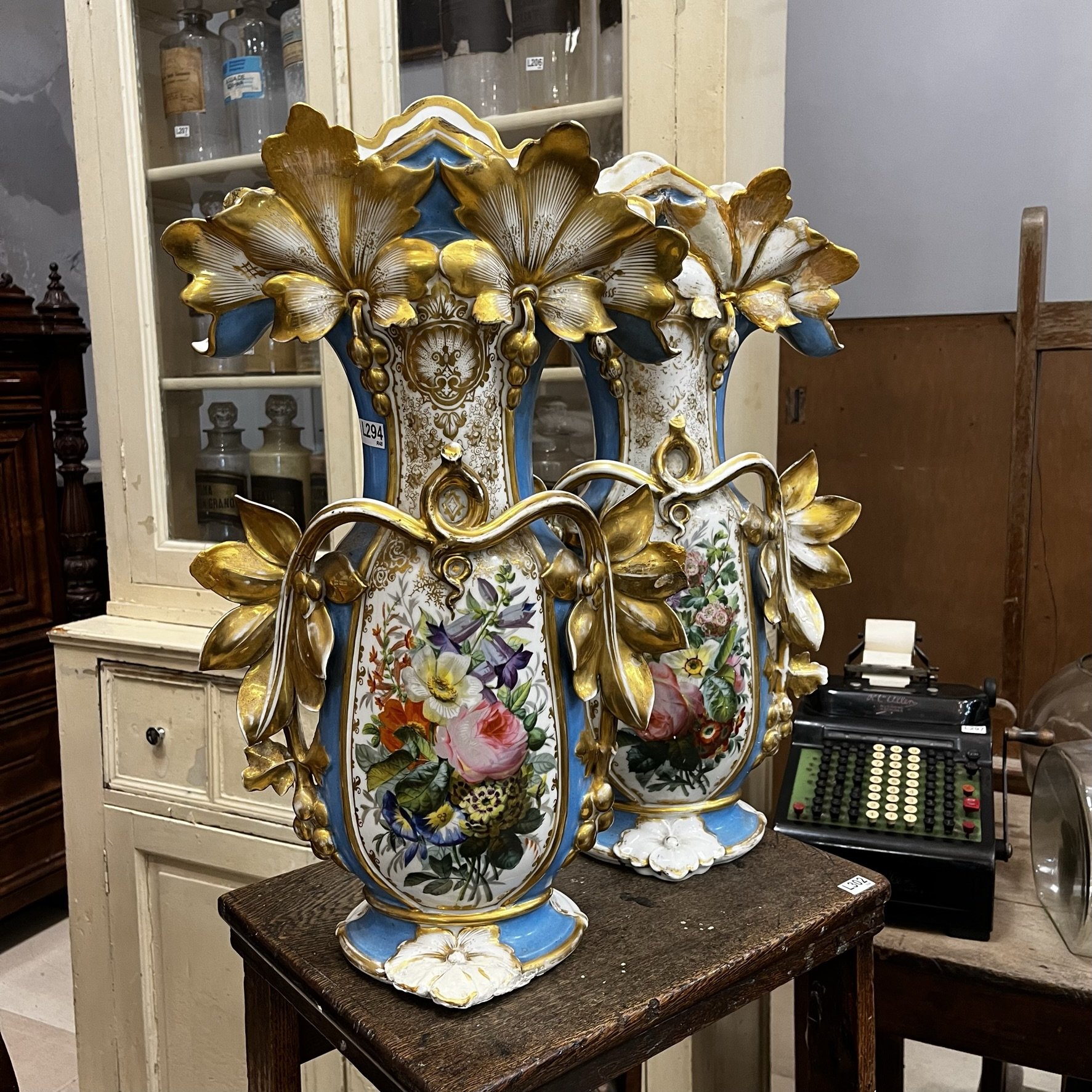 Par de floreros en porcelana