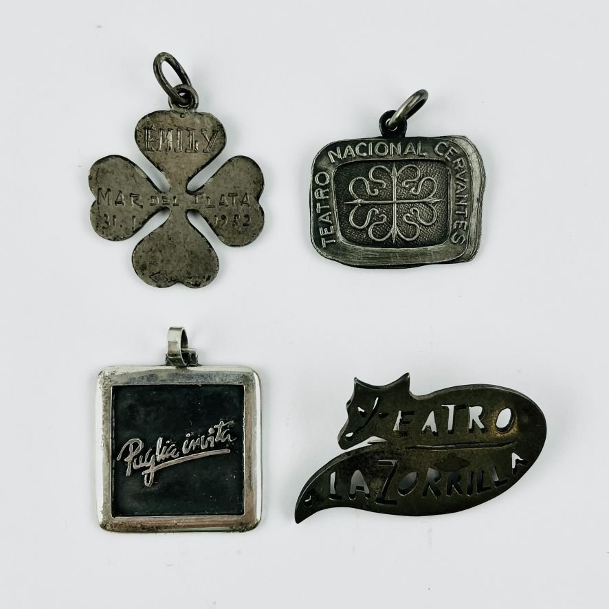 Prendedor y medallas