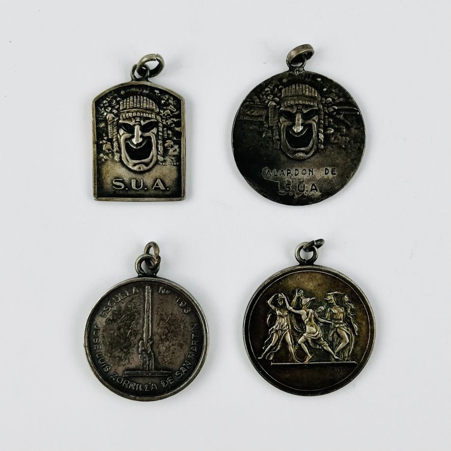 Cuatro medallas