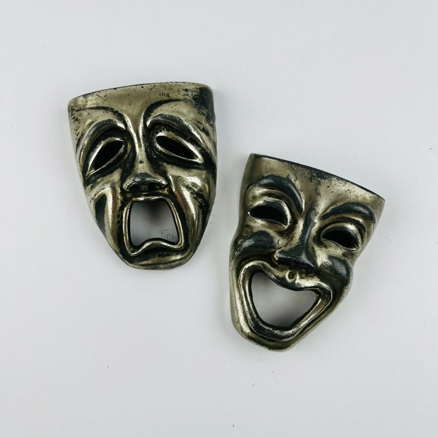 Figuras en metal plateado