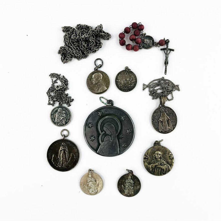 Trece piezas en plata y metal