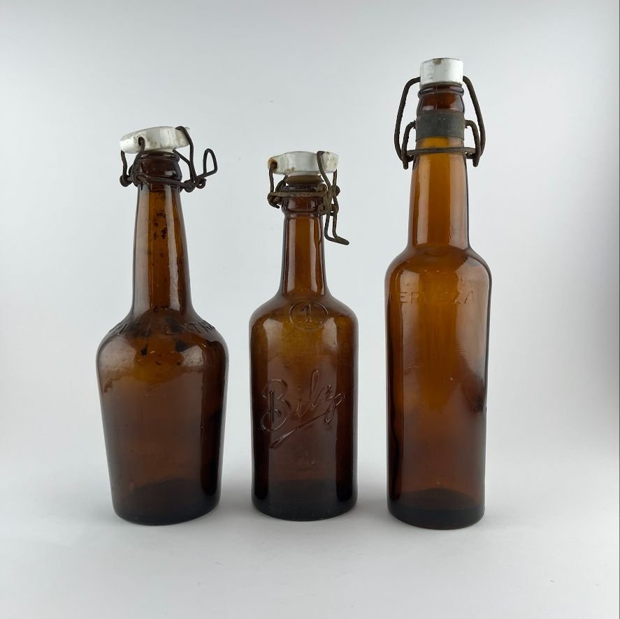 Tres botellas en vidrio