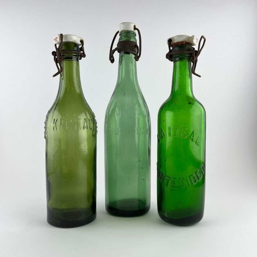Tres botellas en vidrio