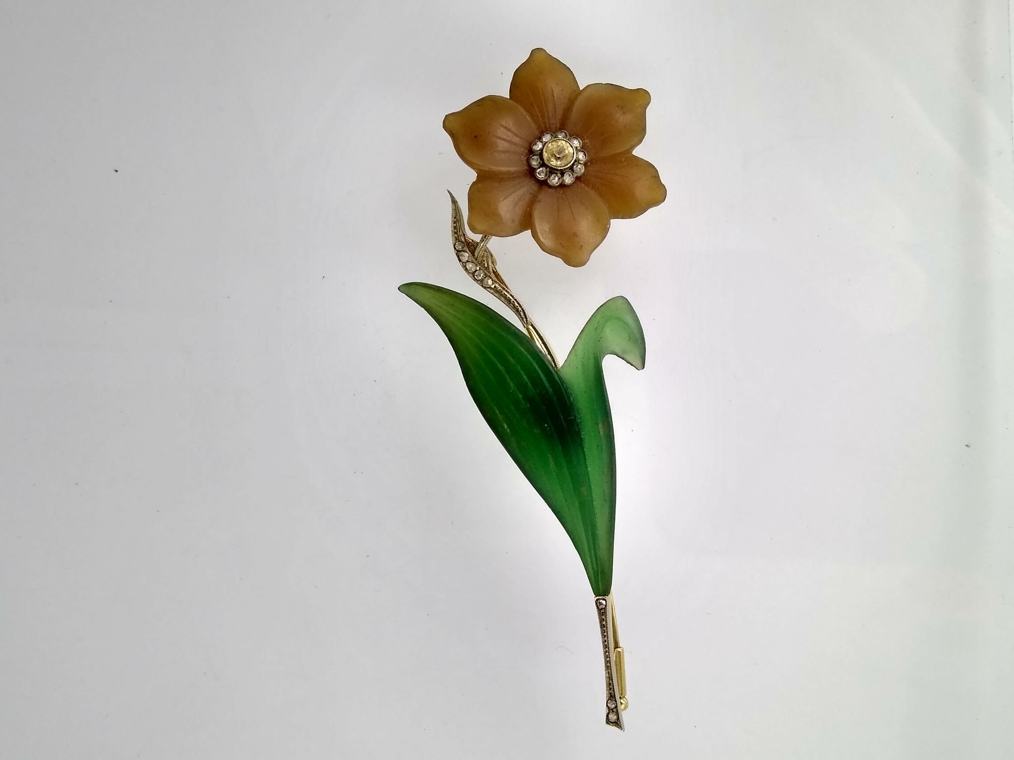 Prendedor oro 18 K, brillantes y diamantes