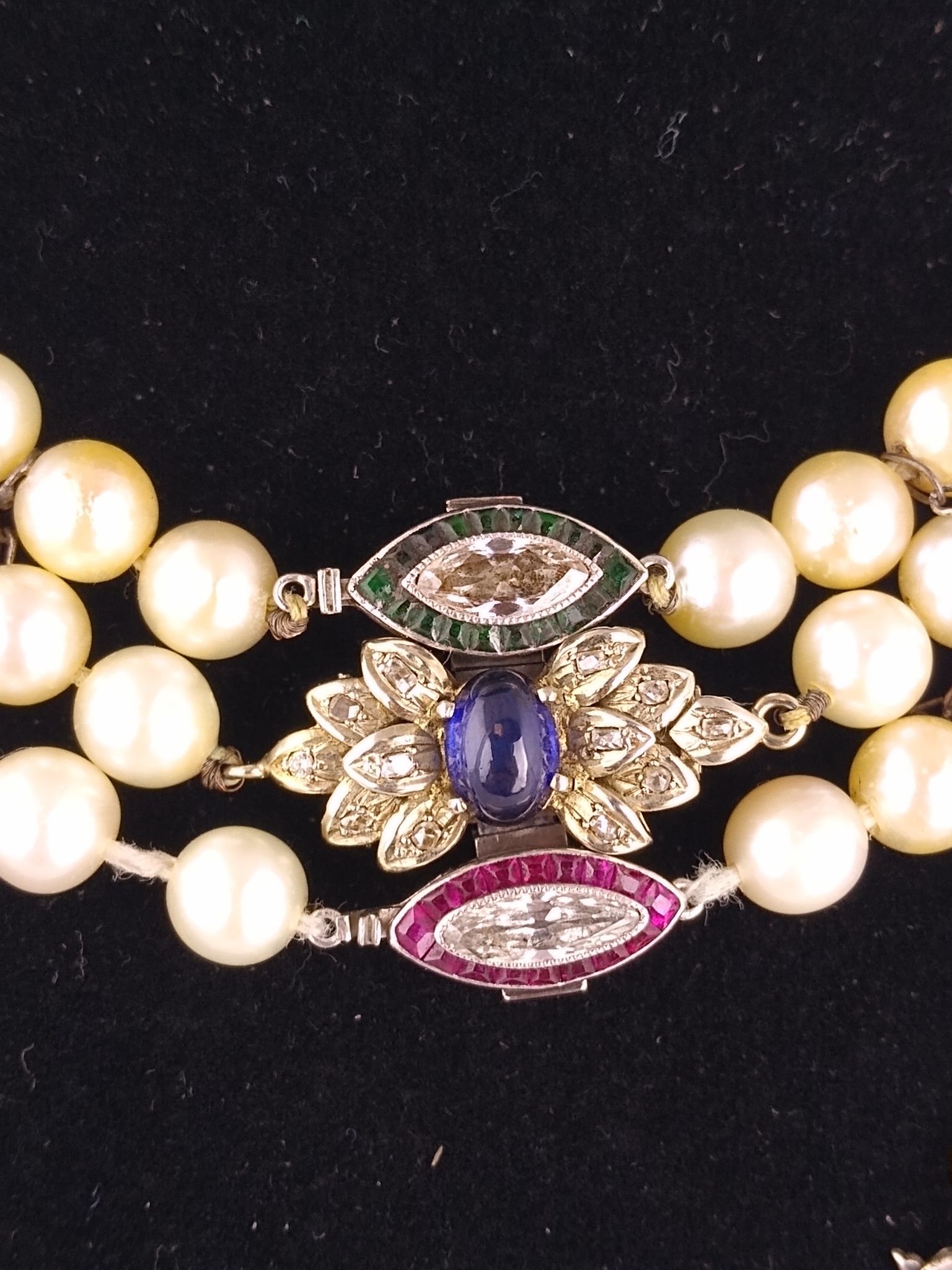 Collar perlas, oro, diamantes, rubíes, esmeraldas y zafiro