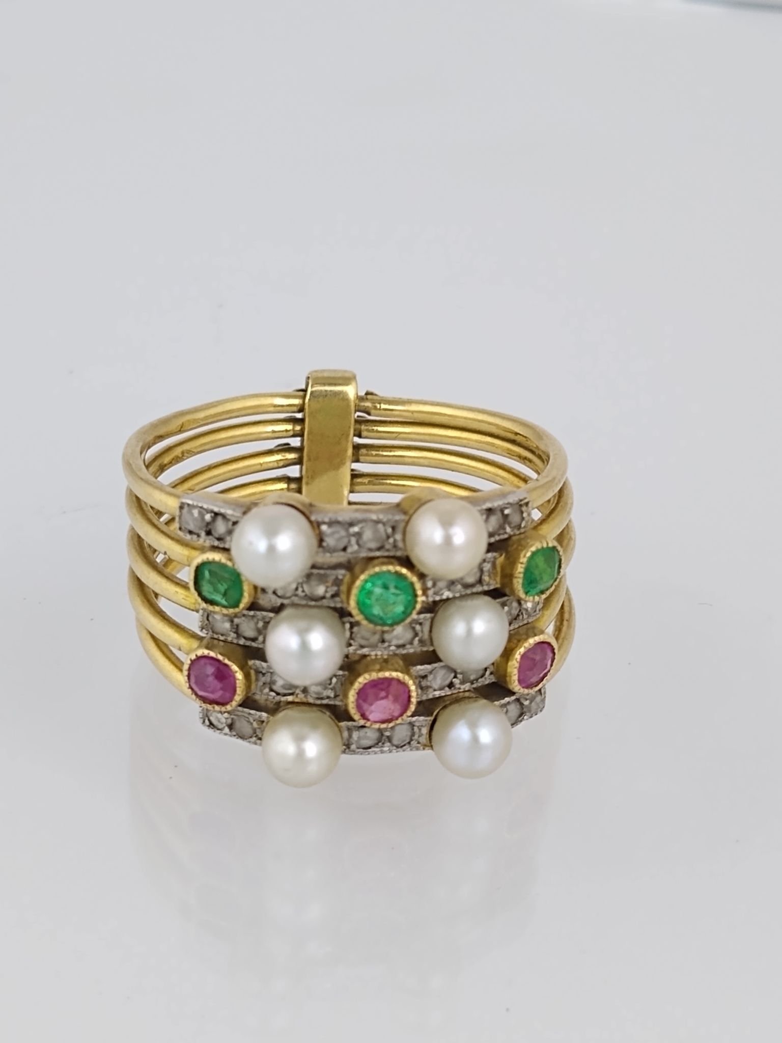 Anillo oro 18 K, perlas, diamantes, esmeraldas y rubíes