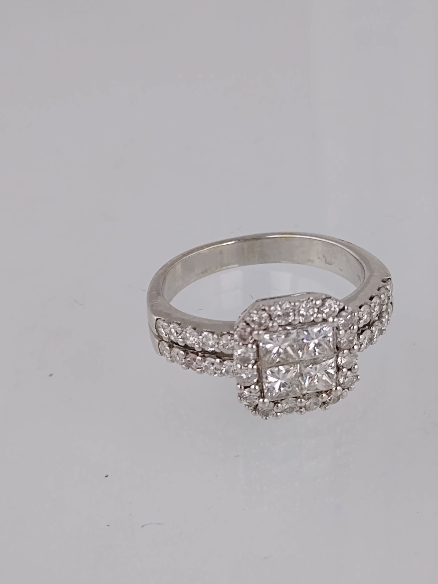Anillo oro 18 K, diamantes y brillantes