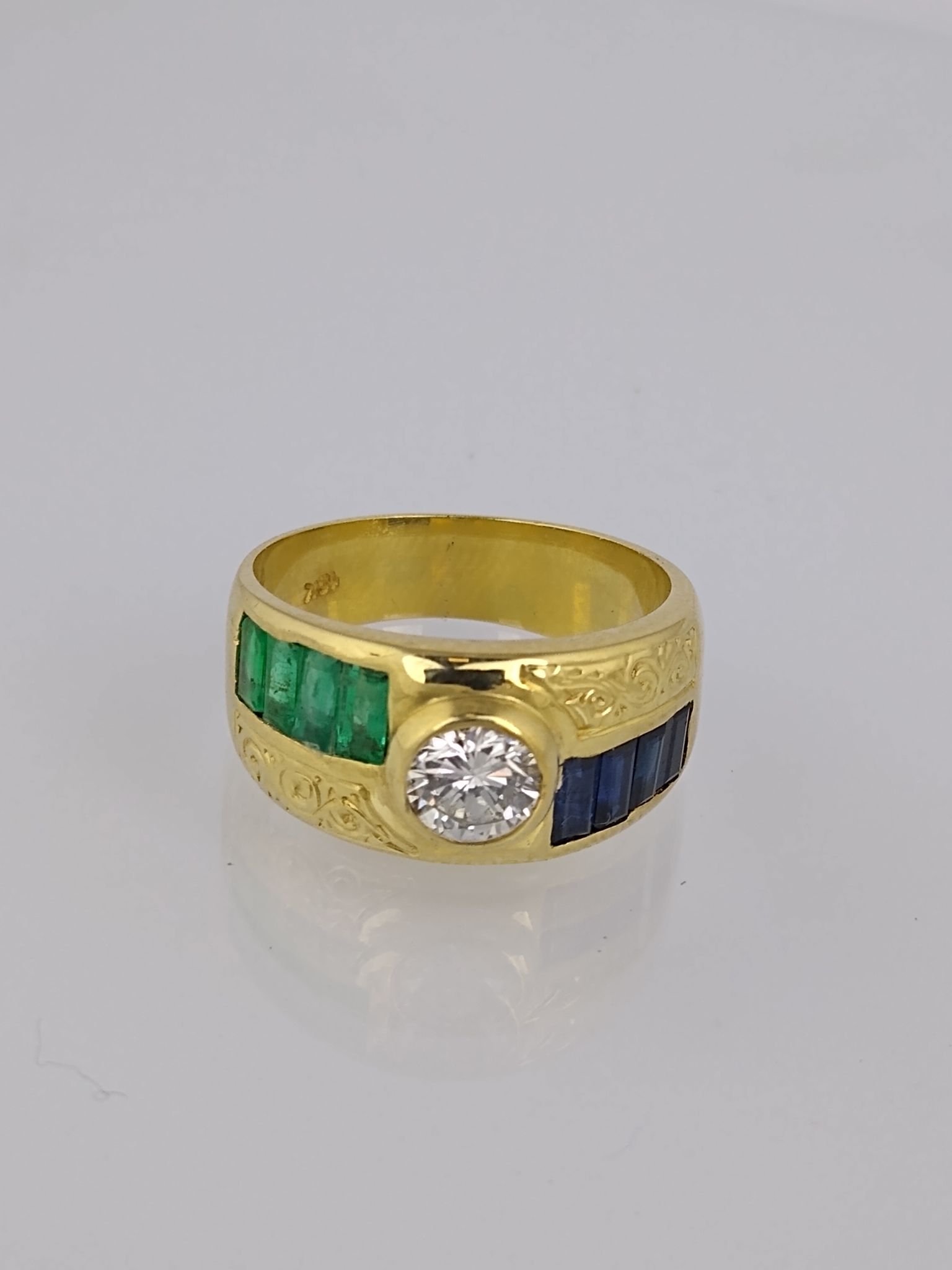 Anillo oro 18 K, brillantes, esmeraldas y zafiros