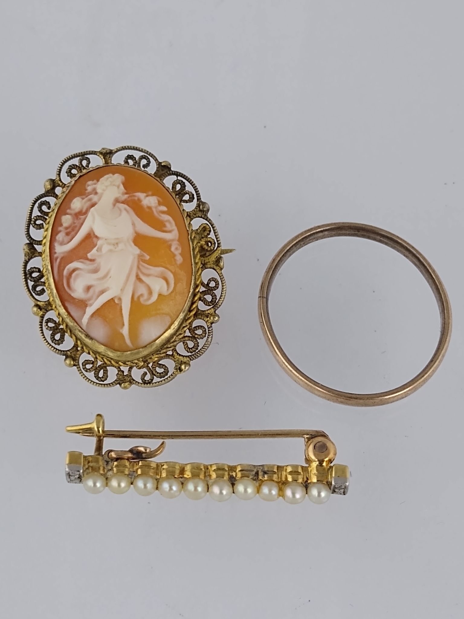 Tres piezas oro, plata, camafeo y perlas