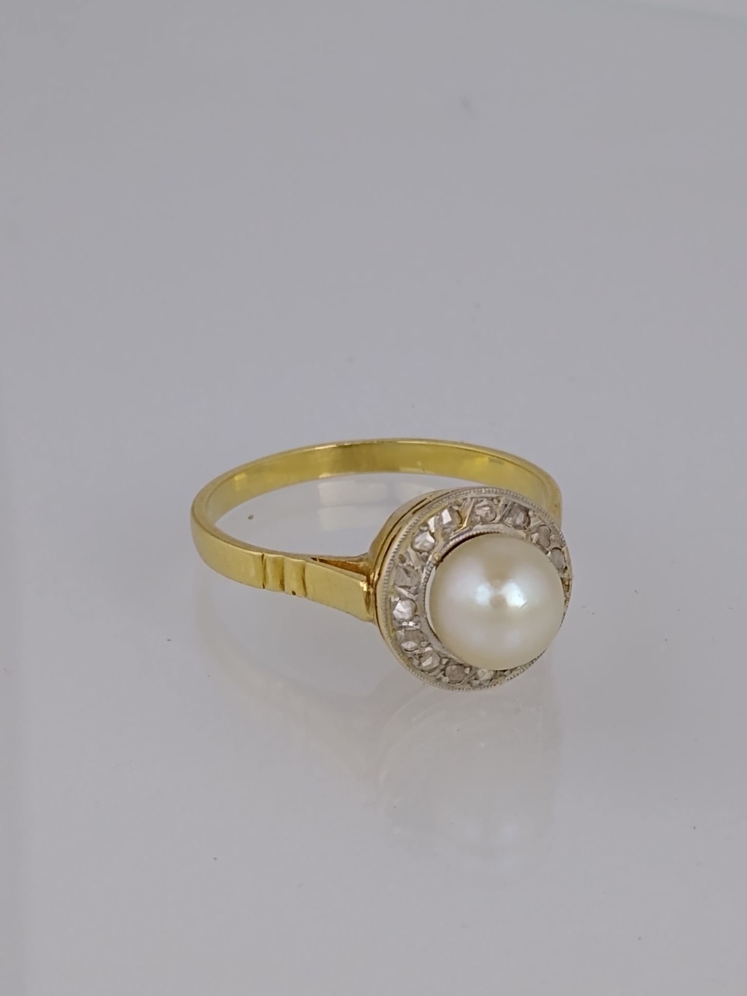 Anillo oro 18 K, perla y diamantes