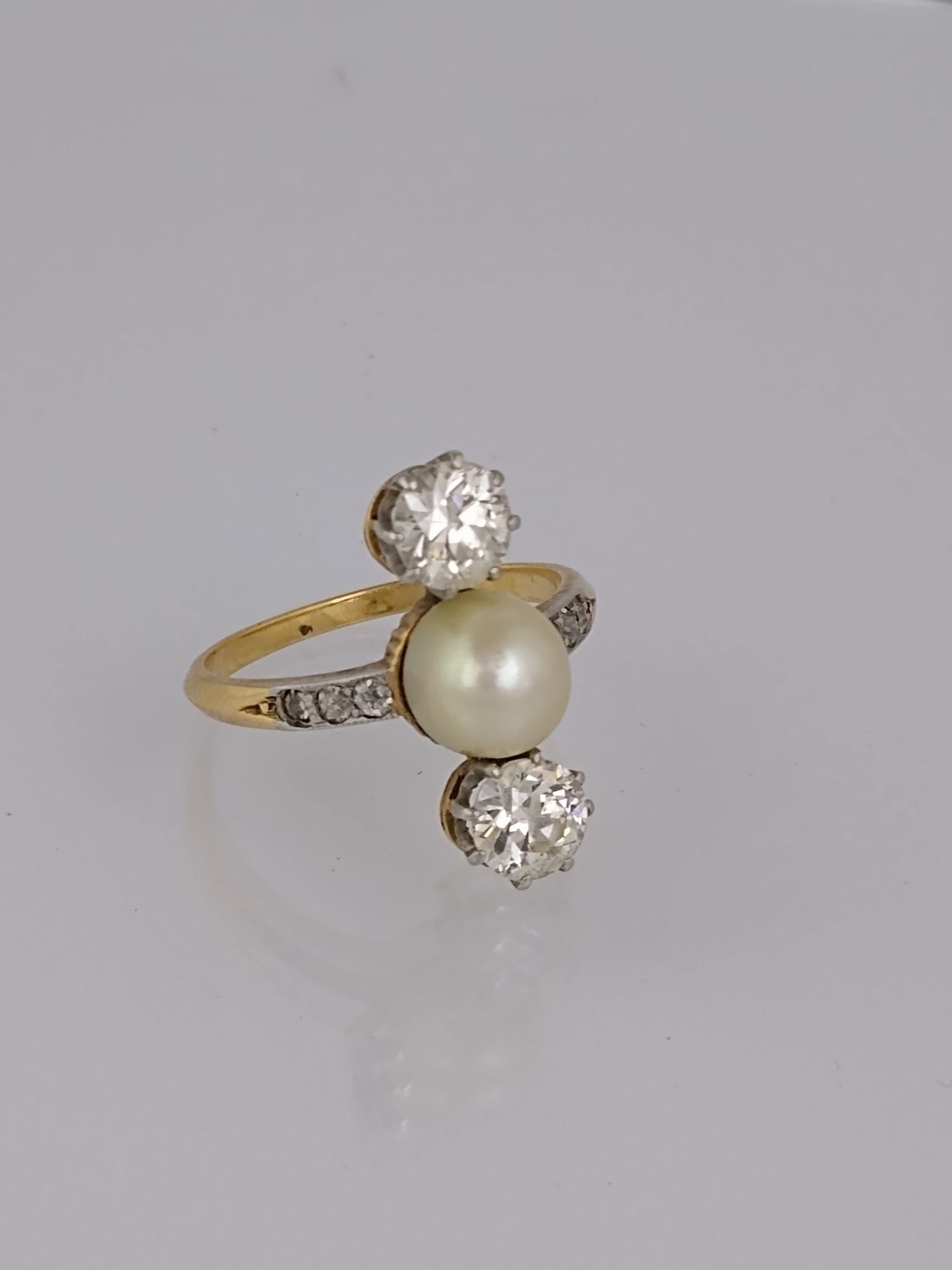 Anillo oro 18 K, perla y brillantes