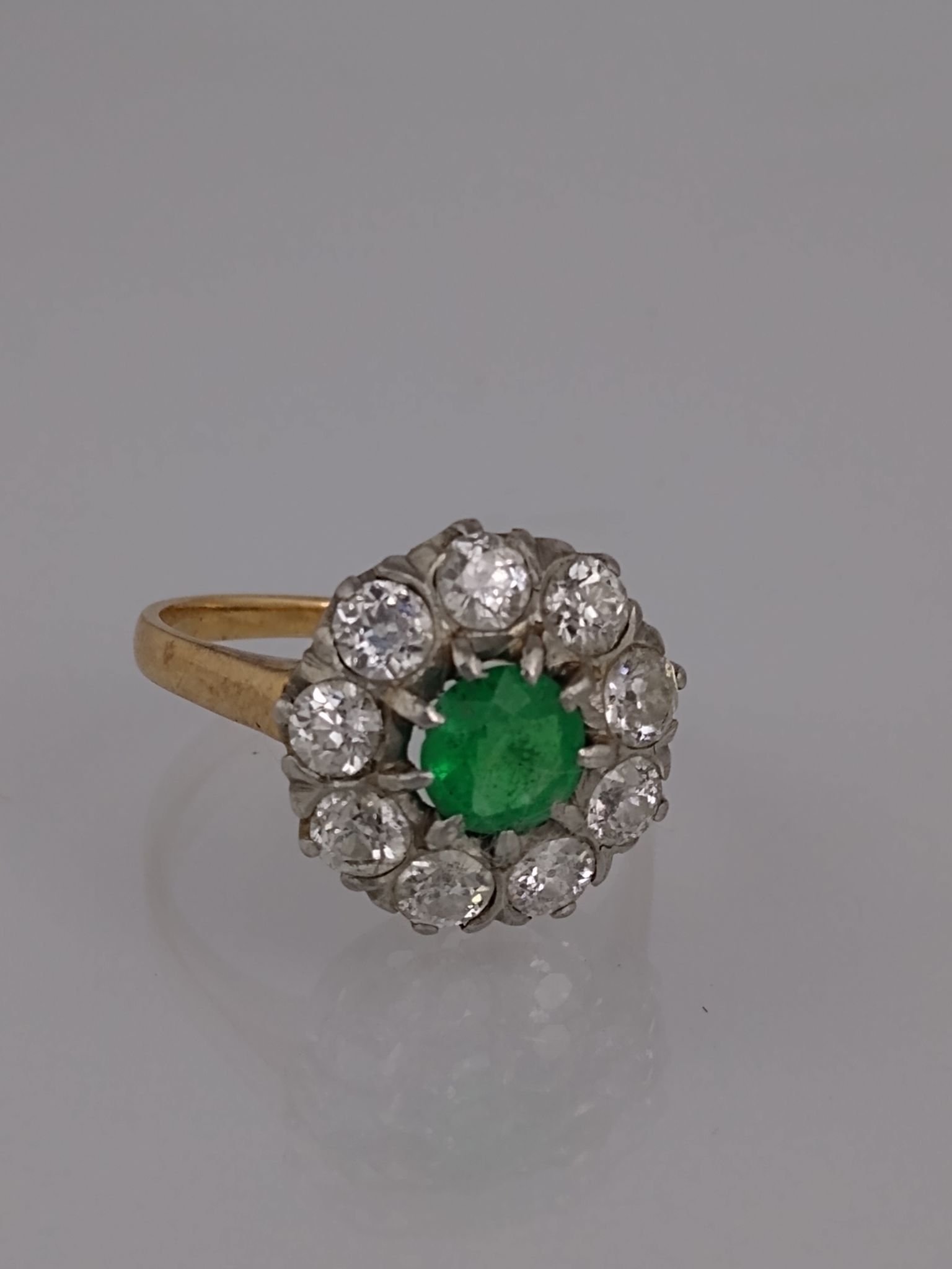 Anillo oro 18 K, esmeralda y brillantes