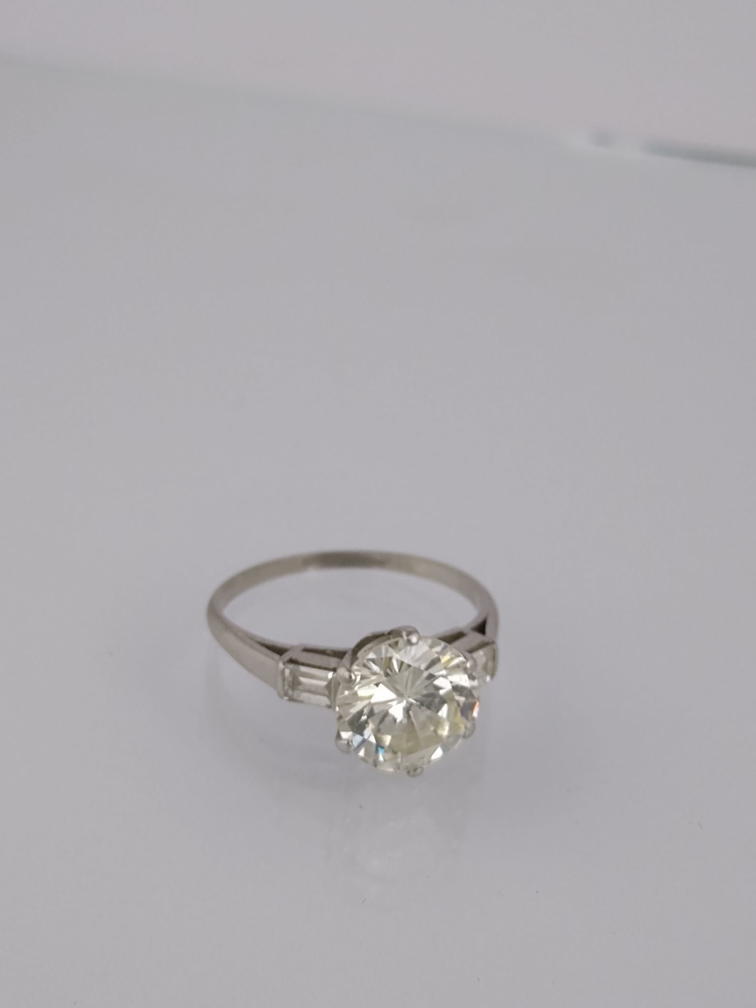Anillo oro 18 K, brillante y diamantes