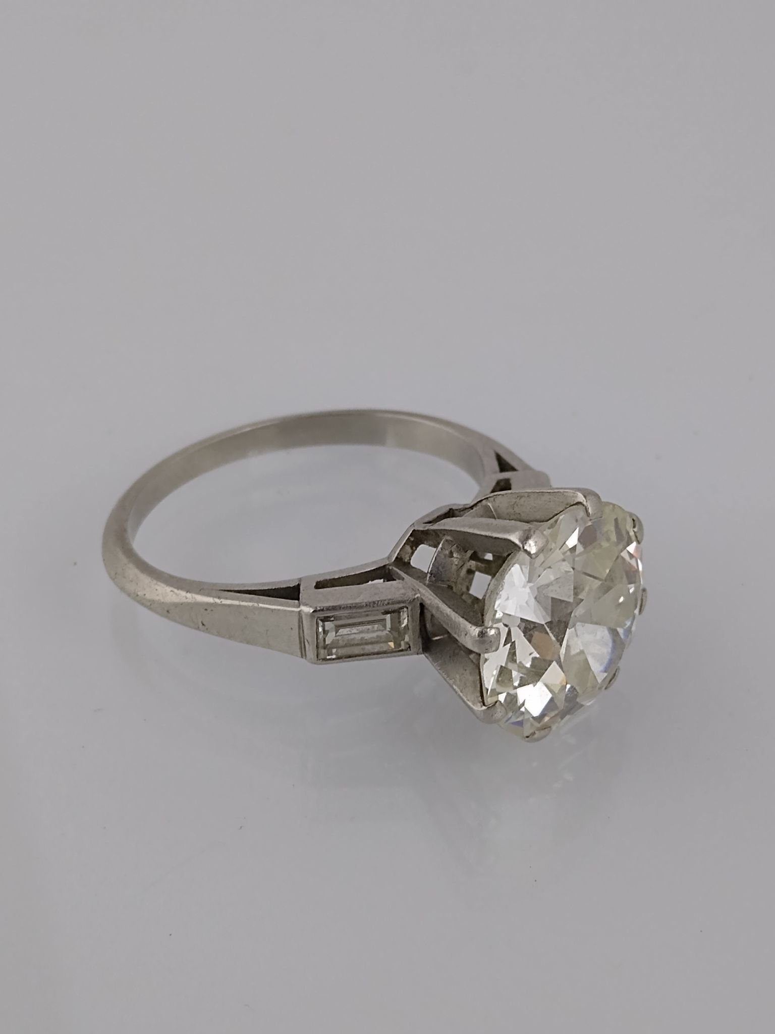 Anillo oro 18 K, brillante y diamantes
