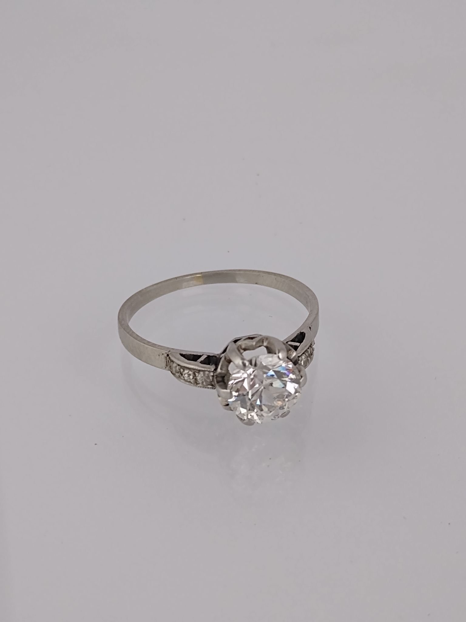Anillo oro 18 K, brillante y diamantes
