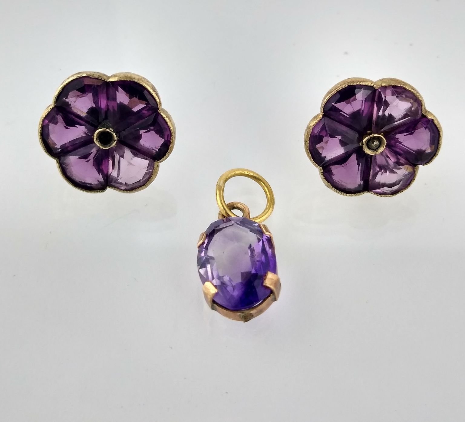 Dije y tornillos oro 18 K y piedras color