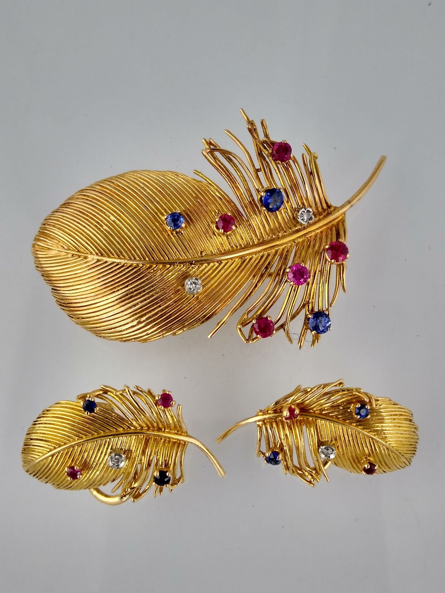 Prendedor y caravanas oro 18 K, brillantes, zafiros y rubíes