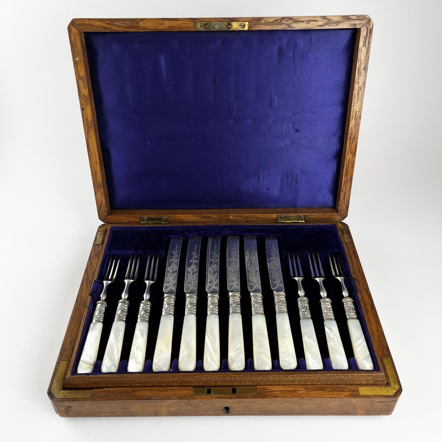 Juego de cubiertos en metal plateado