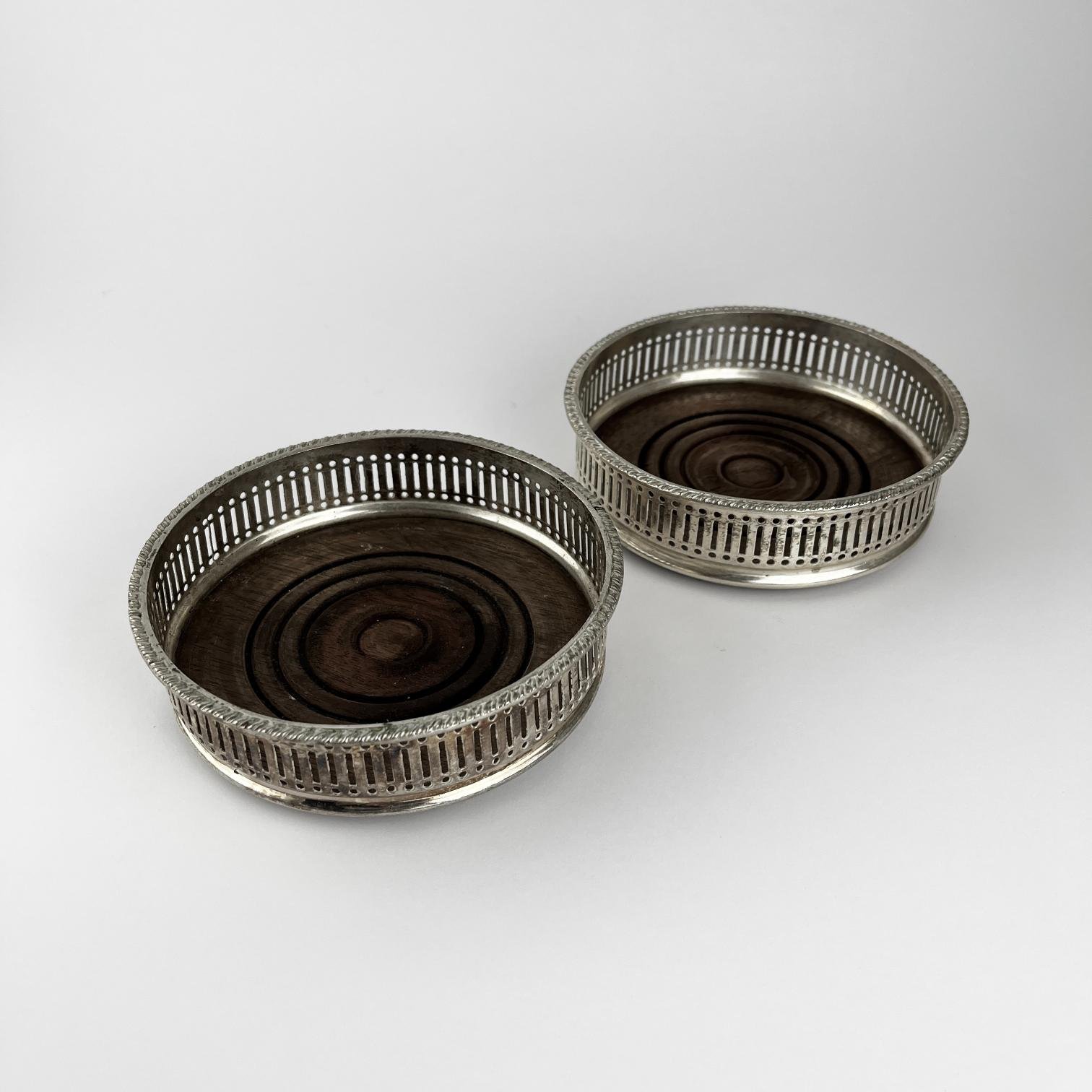 Posabotellas en metal plateado