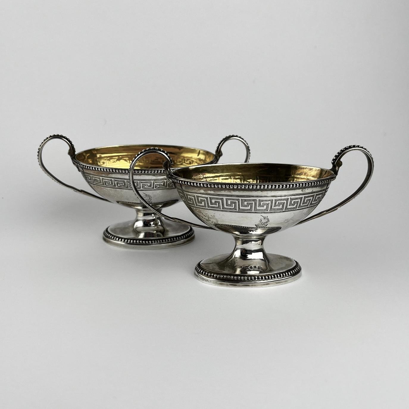 Par de recipientes en plata