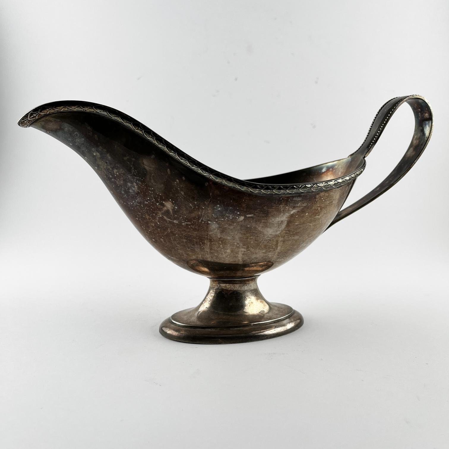 Salsera en metal plateado