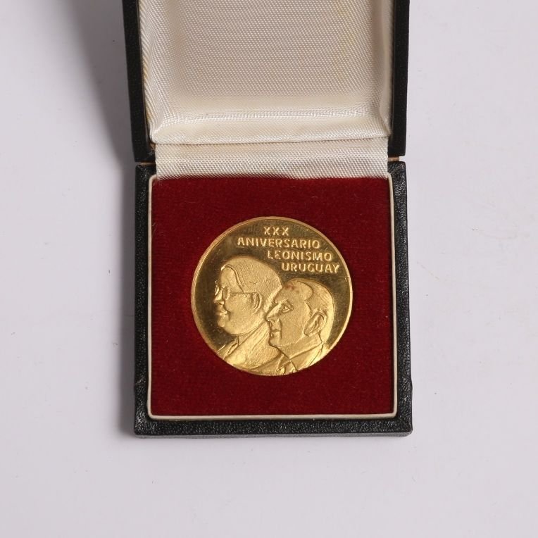 Medalla uruguaya oro 18 K