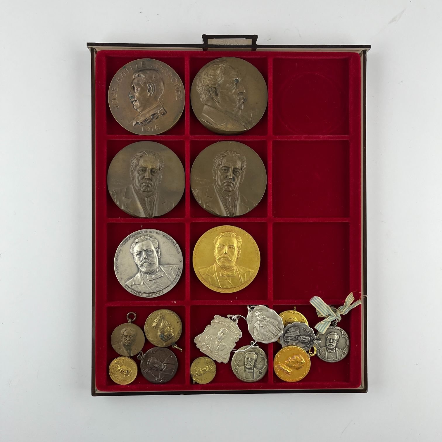 Dieciocho medallas José Batlle y Ordóñez